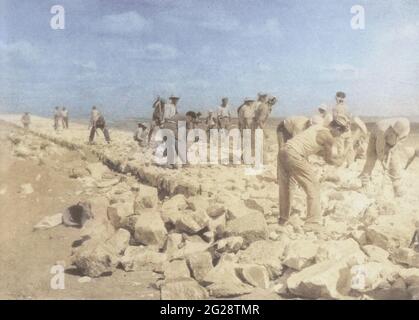 Machine Colorized (AI) EINE Gruppe von Gebäuden der Jewish Pioneers (Chalutzim) Road in der Negev-Wüste. Fotografiert in Palästina / Israel um 1940 Stockfoto