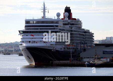 Queen Elizabeth, Cruise Liner, Terminal, festgemacht, neben, Dock, Docks, Southampton, Hampshire, Cowes, Insel Wight, England, UK< Stockfoto