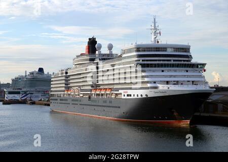 Queen Elizabeth, Cruise Liner, Terminal, festgemacht, neben, Dock, Docks, Southampton, Hampshire, Cowes, Insel Wight, England, UK< Stockfoto