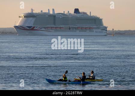 Cruise Liner, Iona,, Docks, Southampton, Water, The Solent, Cowes, Island of Wight, England, Großbritannien Stockfoto