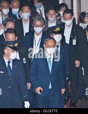 Tokio, Japan. Juni 2021. Japans Premierminister Yoshihide Suga geht nach der Debatte der Parteiführer am Mittwoch, den 9. Juni 2021, auf dem Nationaldiät in Tokio, Japan, zu Fuß. Foto von Keizo Mori/UPI Credit: UPI/Alamy Live News Stockfoto