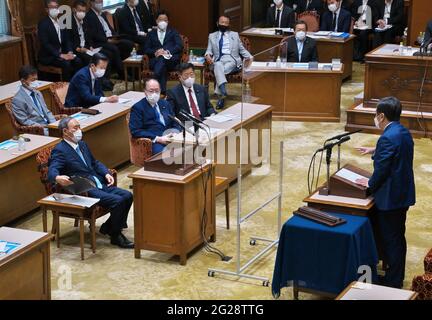 Tokio, Japan. Juni 2021. Der japanische Premierminister Yoshihide Suga und der Vorsitzende der Demokratischen Partei Japans, Yukio Edano, nehmen am Mittwoch, den 9. Juni 2021, an der Debatte der Parteiführer auf dem Nationaldiät in Tokio, Japan, Teil. Foto von Keizo Mori/UPI Credit: UPI/Alamy Live News Stockfoto