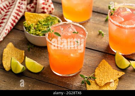 Würzige Grapefruit margarita mit Chips und Guacamole Stockfoto