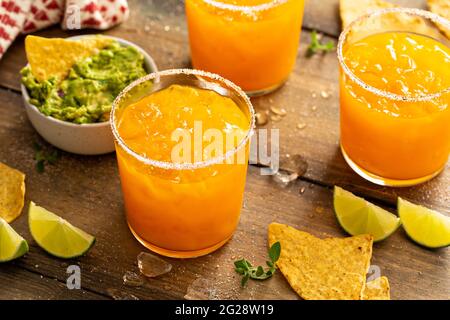 Ananas und Mango margarita mit Chips und Guacamole Stockfoto