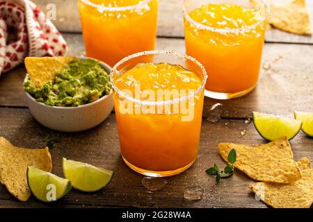 Ananas und Mango margarita mit Chips und Guacamole Stockfoto