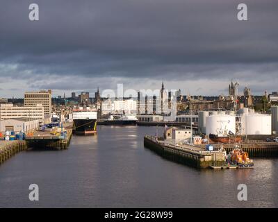 Blick auf das Victoria Dock im Hafen von Aberdeen, Schottland, Großbritannien. Aufgenommen an einem sonnigen Morgen mit einem grauen, bewölkten Himmel. Stockfoto