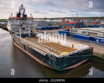Caledonian Vigilence liegt im Hafen von Aberdeen, Schottland, Großbritannien - dieses Schiff ist ein Offshore-Schlepper und Versorgungsschiff, das 2006 gebaut wurde.