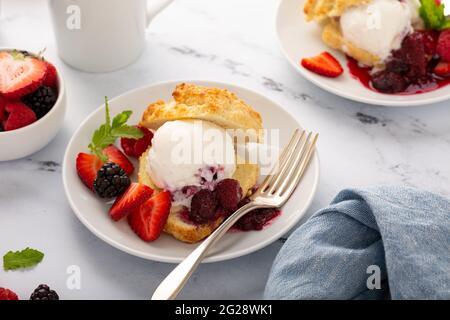 Shortcake-Eiscreme-Sandwiches mit frischen Beeren Stockfoto