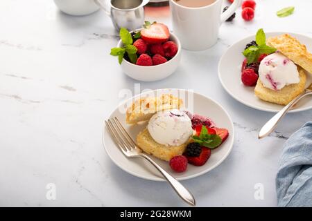 Shortcake-Eiscreme-Sandwiches mit frischen Beeren Stockfoto