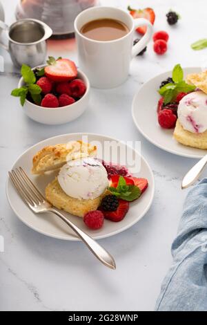 Shortcake-Eiscreme-Sandwiches mit frischen Beeren Stockfoto