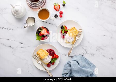 Shortcake-Eiscreme-Sandwiches mit frischen Beeren Stockfoto