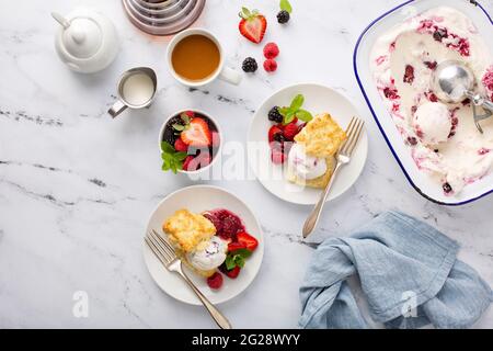 Shortcake-Eiscreme-Sandwiches mit frischen Beeren Stockfoto