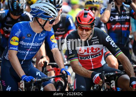 Der Belgier Remco Evenepoel von Deceuninck - Quick-Step und der Belgier Philippe Gilbert von Lotto Soudal am Start der ersten Etappe des Balois Stockfoto