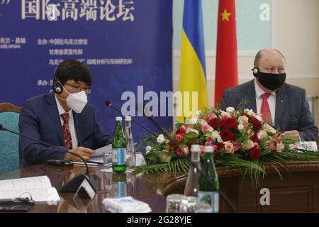 (210609) -- KIEW, 9. Juni 2021 (Xinhua) -- der chinesische Botschafter in der Ukraine, Fan Xianrong, spricht auf einem hochrangigen ukrainisch-chinesischen Forum in Kiew, Ukraine, am 8. Juni 2021. Die Ukraine ist bereit, ihre für beide Seiten vorteilhafte Zusammenarbeit mit China auf eine neue Ebene zu bringen, sagte der ukrainische Premierminister Denys Shmyhal in dem Glückwunschschreiben an das Forum am Dienstag. (Foto von Sergey Starostenko/Xinhua) Stockfoto