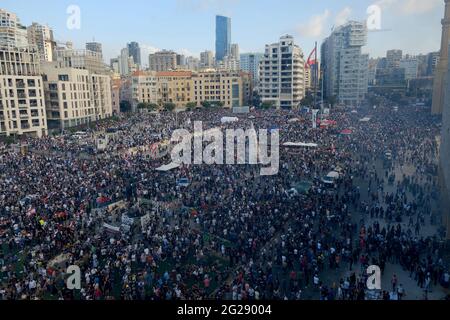 Vier Tage nach der doppelten Explosion im Hafen von Beirut versammelten sich libanesische Massen auf dem Märtyrerplatz, um zu protestieren. Stockfoto