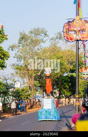 MARGAO, INDIEN - 13. Februar 2021: Panaji Goa India, 13 2021. Februar Festwagen und Figuren, die während der Karnevalsfeiern in Goa Indien ausgestellt werden Stockfoto