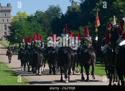 Windsor, Großbritannien. Juni 2021. Die Königstruppe Royal Horse Artillery und das Household Cavalry Mounted Regiment fuhren heute auf dem Long Walk, als sie an diesem Samstag eine vollständige Probe für das Trooping the Color machten, das im Schloss Windsor zur Feier des offiziellen Geburtstages Ihrer Majestät der Königin stattfinden wird. Es ist eine zurückgeschraubt Version aufgrund der Covid-19 Einschränkungen und Beschränkungen für Massenversammlungen. Quelle: Maureen McLean/Alamy Live News Stockfoto