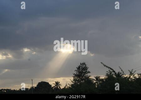 Die Sonne scheint zwischen den Wolken. Licht vom Himmel scheint. Göttliches und göttliches Licht vom Himmel. Die Sonne scheint nach dem Regen. In den Himmel Stockfoto