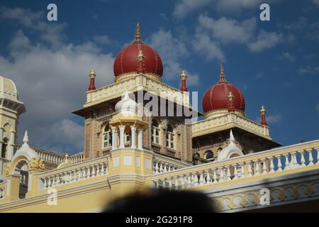 Dome auf Mysore Palace oder Amba Vilas Palace, Mysore, Indien. Indo-Saracenische Architektur. Residenz der Wadiyar Dynastie, Sitz des Königreichs Mysore. Stockfoto