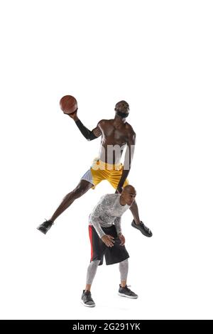 Basketballturnier Spieler zwei Männer in weißen Hintergrund isoliert silhouette Stockfoto