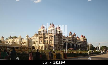 Mysore Palace tagsüber. Amba Vilas Palace, Mysore, Indien. Indo-Saracenische Architektur. Residenz der Wadiyar Dynastie, Sitz des Königreichs Mysore. Stockfoto