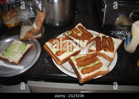 Fish Finger Sandwiches Zubereiten Stockfoto