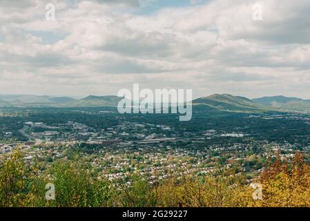 Blick auf das Roanoke Valley vom Mill Mountain Park in Roanoke, Virginia Stockfoto