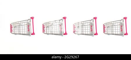Mini-Einkaufswagen, Mini-Einkaufswagen flach auf isoliertem weißem Hintergrund, Draufsicht. Stockfoto