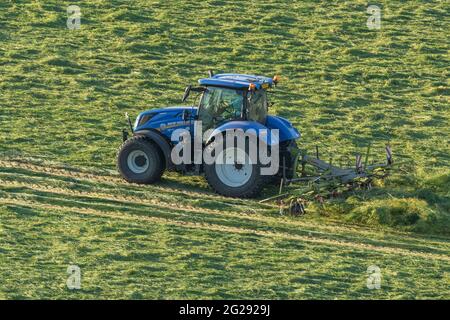 Ein Landwirt Silage Tedding auf einem Bauernhof in Yorkshire, England. Stockfoto