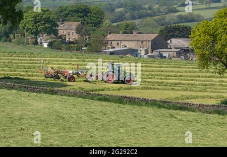 Tedding und Rechen für Silage auf einer Farm in Yorkshire. Stockfoto