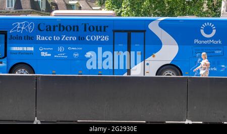 London, Großbritannien. Juni 2021. Vollständig CO2-neutraler Kampfbus vor den Häusern des Parlaments als Teil der Null-Kohlenstoff-Tour durch Großbritannien zur Unterstützung der von den Vereinten Nationen unterstützten Kampagne „Race to Zero“. Dies ist die weltweit größte Allianz von Akteuren, die sich verpflichtet hat, die globalen Emissionen bis 2030 zu halbieren und bis spätestens 2050 Netto-Null-Emissionen zu erreichen. Kredit: Ian Davidson/Alamy Live Nachrichten Stockfoto