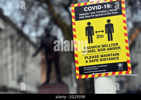 Cardiff City Centre, Wales, während der Sperrung der Covid 19/Coronavirus-Pandemie. Statue von Aneurin ( Nye) Bevan, Gründer des NHS. 2021 hat mit einer weiteren nationalen Sperre begonnen, bei der Menschen befohlen wurden, möglichst zu Hause zu bleiben, um die Ausbreitung des Coronavirus zu stoppen. Das Coronavirus Covid-19 hat die Welt seit Anfang 2020 mit vielen Tausenden von Todesfällen und einer stark betroffenen Wirtschaft überschwemmt, in der viele Unternehmen geschlossen oder in Liquidation gegangen sind. Bild aufgenommen am 8. Januar 2021 Stockfoto