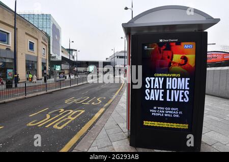 Die Bullring- und New Street-Station mit Blick auf die fast leeren Haupteinkaufs- und Geschäftsgebiete im Stadtzentrum von Birmingham ist um die Mittagszeit zu sehen, da die dritte Sperre aufgrund der Covid-19-Pandemie (Coronavirus) andauert. Aufnahme während der Coronavirus-Covid-19-Pandemie. Normalerweise sind die Menschen draußen und genießen den Schnee, aber soziale Distanzierungen und Sperren sind vorhanden, um die Ausbreitung des Virus zu stoppen. Bild aufgenommen am 15. Januar 2021 Stockfoto