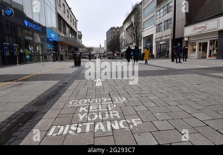 Das Bild zeigt einen leeren Blick auf das Einkaufsviertel der High Street und die fast leeren Haupteinkaufs- und Geschäftsviertel im Stadtzentrum von Birmingham, während die dritte Sperre aufgrund der Covid-19-Pandemie (Coronavirus) anhält. Aufnahme während der Coronavirus-Covid-19-Pandemie. Normalerweise sind die Menschen draußen und genießen den Schnee, aber soziale Distanzierungen und Sperren sind vorhanden, um die Ausbreitung des Virus zu stoppen. Bild aufgenommen am 15. Januar 2021 Stockfoto