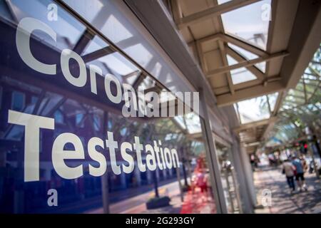 Emden, Deutschland. Juni 2021. Eine Corona-Teststation im Stadtzentrum. Nach Wochen einer angespannten Lage in Corona gilt die Stadt Emden ab diesem Freitag (0 Uhr) nicht mehr als hochaktuelle Gemeinde. Die Hafenstadt in Ostfriesland blieb nach Angaben der Stadtverwaltung am Mittwoch zum fünften Mal in Folge unter einer siebentägigen Inzidenz von 100 Tagen. Daher soll die Ausgangssperre, die in der sogenannten Bundesnotbremse festgelegt wurde, ab Freitag aufgehoben werden. Quelle: Sina Schuldt/dpa/Alamy Live News Stockfoto