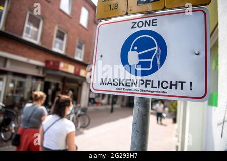 Emden, Deutschland. Juni 2021. Ein Schild weist auf die bestehende Maskenpflicht hin. Nach Wochen mit angespannter Corona-Situation gilt die Stadt Emden ab diesem Freitag (0 Uhr) nicht mehr als hochaktuelle Gemeinde. Die Hafenstadt in Ostfriesland blieb nach Angaben der Stadtverwaltung am Mittwoch zum fünften Mal in Folge unter einer siebentägigen Inzidenz von 100 Tagen. Daher soll die Ausgangssperre, die in der sogenannten Bundesnotbremse festgelegt wurde, ab Freitag aufgehoben werden. Quelle: Sina Schuldt/dpa/Alamy Live News Stockfoto