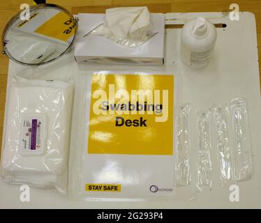 Swabbing Desk in der Schule, Bild aufgenommen am 2. März 2021 Stockfoto
