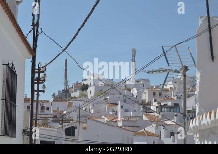 Schwarze Kordeln an der Außenseite von weißen Häusern in einer Stadt Andalusiens ein sonniger Tag Stockfoto