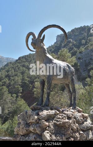 Statue in den Bergen zur Iberischen Ziege der Pyrenäen, Alcaucin, Spanien Stockfoto