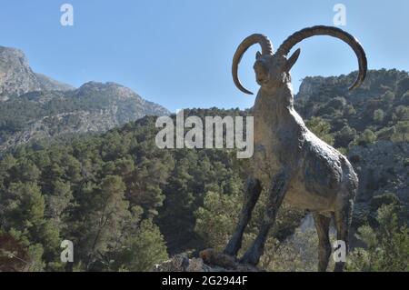 Statue zur Erinnerung an die Iberische Ziege der Pyrenäen, Alcaucin, Spanien Stockfoto