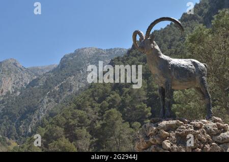 Statue im Naturpark der Pyrenäen Iberische Ziege ein sonniger Tag, Alcaucin, Spanien Stockfoto