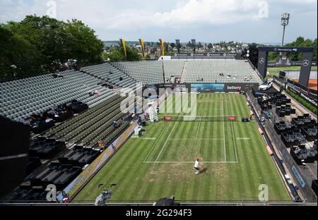 Stuttgart, Deutschland. Juni 2021. Tennis: ATP Tour - Stuttgart, Singles, Herren, 1. Runde. Peter Gojowczyk (vorne) aus Deutschland spielt gegen Ilya Ivashka aus Weißrussland. Quelle: Marijan Murat/dpa/Alamy Live News Stockfoto