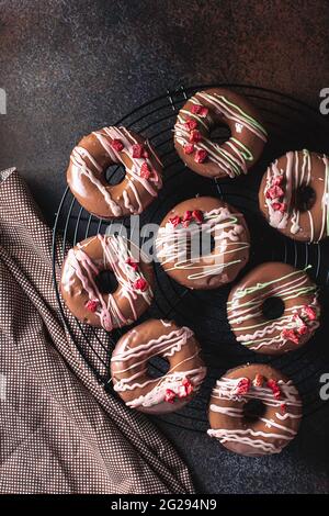 Hausgemachte Schokoladen-Donuts mit Schokoladenüberzug. Nationaler Donut-Tag. Hausgemachtes Backen. Selektiver Fokus, Kopierbereich Stockfoto