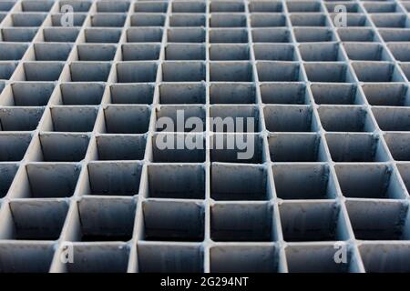 Das graue Metallgitter auf dem Straßenabfluss. Stockfoto