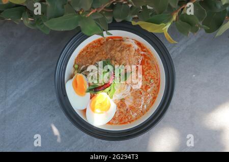 Nudeln, Thai-Nudeln mit gekochtem Ei und Gemüse Stockfoto