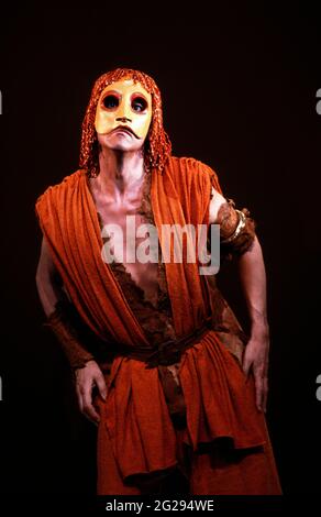 Philip Langridge (Orpeus man) in DER MASKE DES ORPEUS an der English National Opera (ENO), London Coliseum 21/05/1986 Musik: Harrison Birtwistle Libretto: Peter Zinovieff Dirigent: Elgar Howarth Design: Jocelyn Herbert Beleuchtung: Andy Phillips Regie: David Freeman Stockfoto