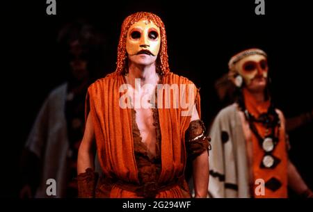 Philip Langridge (Orpeus man) in DER MASKE DES ORPEUS an der English National Opera (ENO), London Coliseum 21/05/1986 Musik: Harrison Birtwistle Libretto: Peter Zinovieff Dirigent: Elgar Howarth Design: Jocelyn Herbert Beleuchtung: Andy Phillips Regie: David Freeman Stockfoto