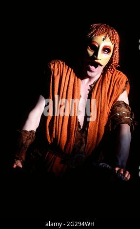 Philip Langridge (Orpeus man) in DER MASKE DES ORPEUS an der English National Opera (ENO), London Coliseum 21/05/1986 Musik: Harrison Birtwistle Libretto: Peter Zinovieff Dirigent: Elgar Howarth Design: Jocelyn Herbert Beleuchtung: Andy Phillips Regie: David Freeman Stockfoto