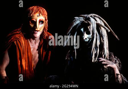 Philip Langridge (Orpeus man), Marie Angel (The Oracle of the Dead) in THE MASK OF ORPEUS at the English National Opera (ENO), London Coliseum 21/05/1986 Musik: Harrison Birtwistle Libretto: Peter Zinovieff Dirigent: Elgar Howarth Design: Jocelyn Herbert Beleuchtung: Andy Phillips Regie: David Freeman Stockfoto