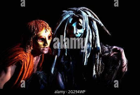 Philip Langridge (Orpeus man), Marie Angel (The Oracle of the Dead) in THE MASK OF ORPEUS at the English National Opera (ENO), London Coliseum 21/05/1986 Musik: Harrison Birtwistle Libretto: Peter Zinovieff Dirigent: Elgar Howarth Design: Jocelyn Herbert Beleuchtung: Andy Phillips Regie: David Freeman Stockfoto